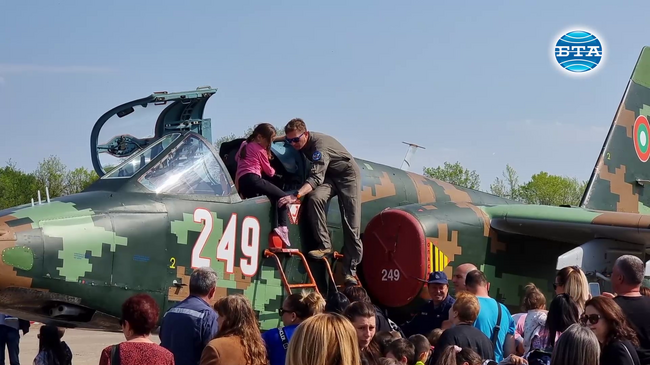 Стотици посетители посрещна авиобаза „Безмер“ в Международния ден на авиацията и космонавтиката