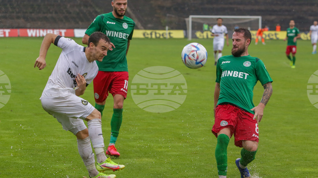 Ботев (Враца) постигна първа победа през календарната 2026-а година срещу останалия с 10 футболисти Арда