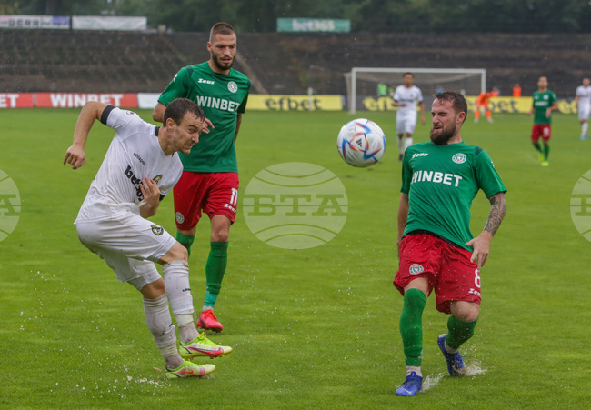 Ботев (Враца) постигна първа победа през календарната 2026-а година срещу останалия с 10 футболисти Арда