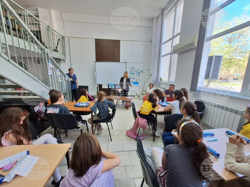 В Международния ден на авиацията и космонавтиката заместник областният управител на Разград чете пред ученици откъс от книгата „Ян Бибиян“