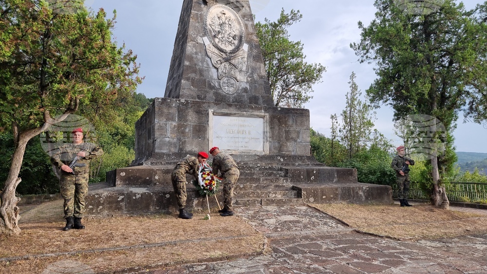 С тържествен военен ритуал на Белия паметник в Ловеч бяха отбелязани 145 години от Освобождението на града
