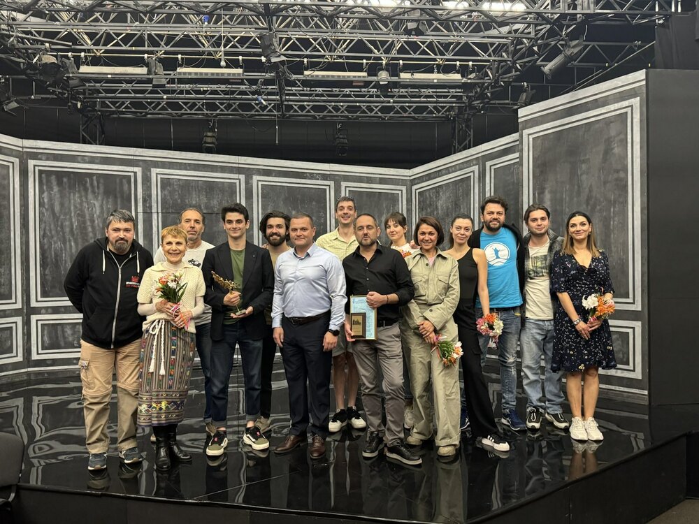 Кметът на Русе Пенчо Милков отличи актьора Калоян Желев и екипа на ДТ “Сава Огнянов” за спечеления през месец март „Икар“