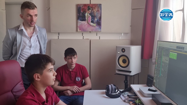 Деца с особен интерес към музиката творят в студио-работилница в Търговище