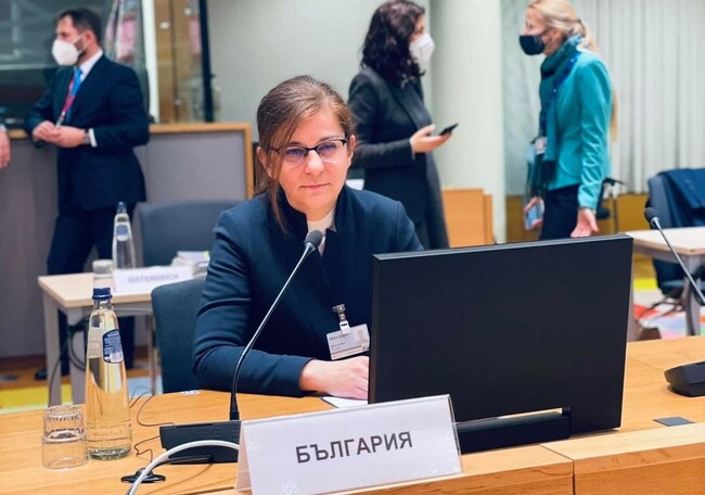 България подкрепя строги санкции в отговор на руската военна агресия срещу Украйна, заяви външният министър Теодора Генчовска