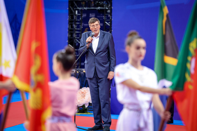 Министър Глушков приветства участничките в Световната купа по художествена гимнастика в София