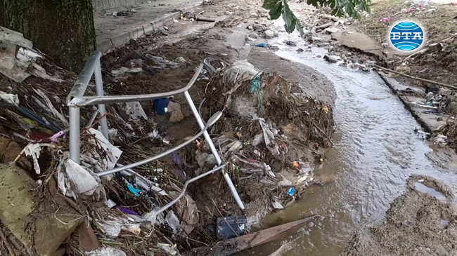 Остава в сила частичното бедствено положение в Карлово; разчистват се засегнатите от наводнението сгради и инфраструктура