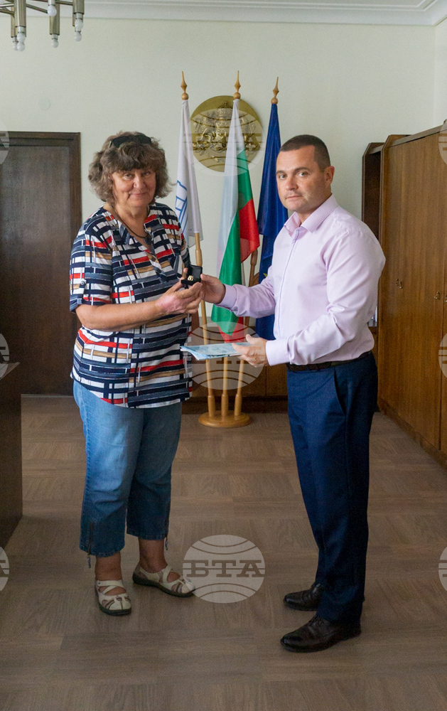 Кметът Пенчо Милков връчи златна значка "Русе" на европейска шампионка по безмоторно летене