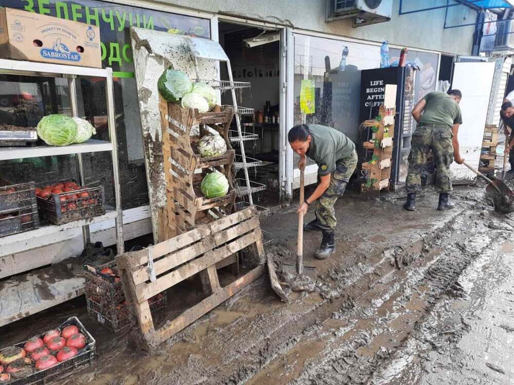 61-а Стрямска механизирана бригада оказва помощ за възстановяване от наводнението в Карлово