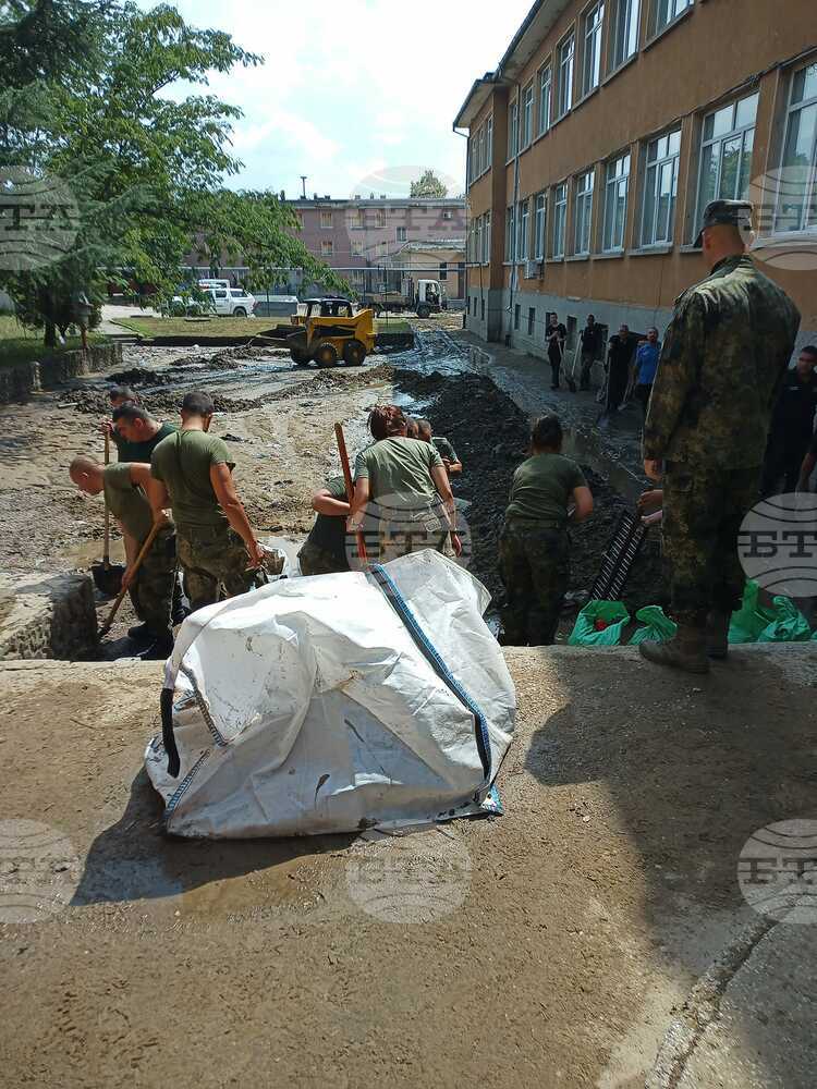 Servicepersons, Sofia Municipality Emergency Teams to Help Deal with Flood in Karlovo