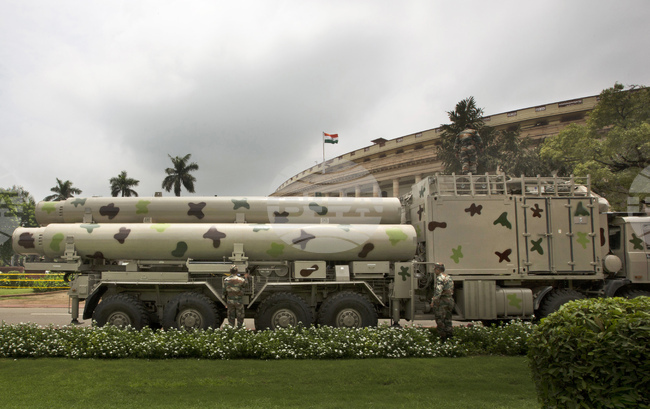 ПТИ: Министърът на отбраната на Индия откри завод за производство на ракети „БрахМос“