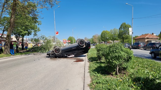 Катастрофа затруднява временно движението по булевард в Добрич