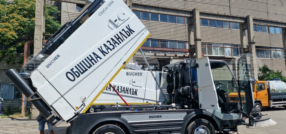 Община Казанлък закупи четири нови сметосъбиращи камиона за Общинското предприятие по чистота