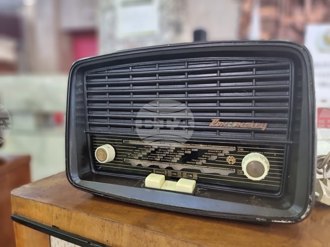 Млади художници и ретро радиоапарати показва БНР - Бургас в изложба по повод рождения си ден