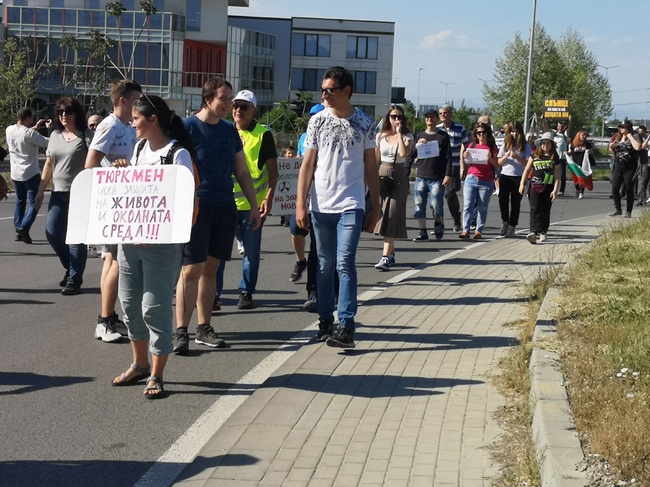 Протест срещу подготвяни промени в Закона за опазване на околната среда и Закона за устройство на територията затвори пътя Пловдив - Асеновград