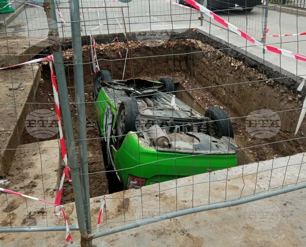 Таксиметров автомобил падна в земен изкоп след произшествие в Русе