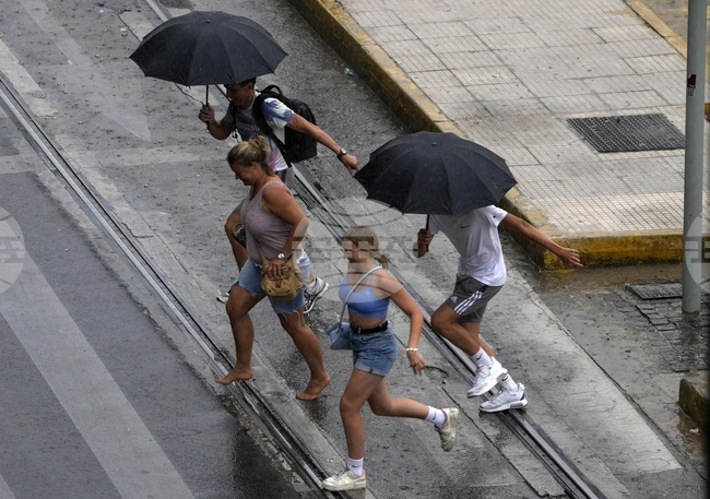 Жителите на гръцките острови Кефалония и Закинтос получиха предупреждение заради поройни дъждове