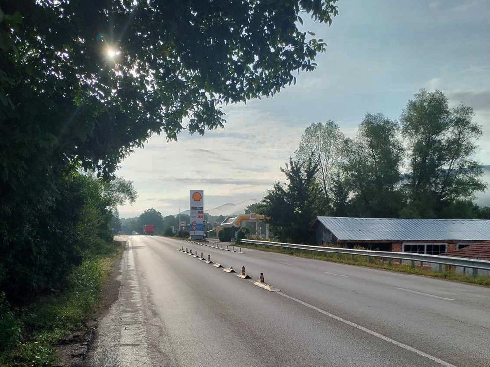 АПИ: За повишаване безопасността на движение по път I-4 при с. Микре са монтирани разделители, ограничаващи изпреварването