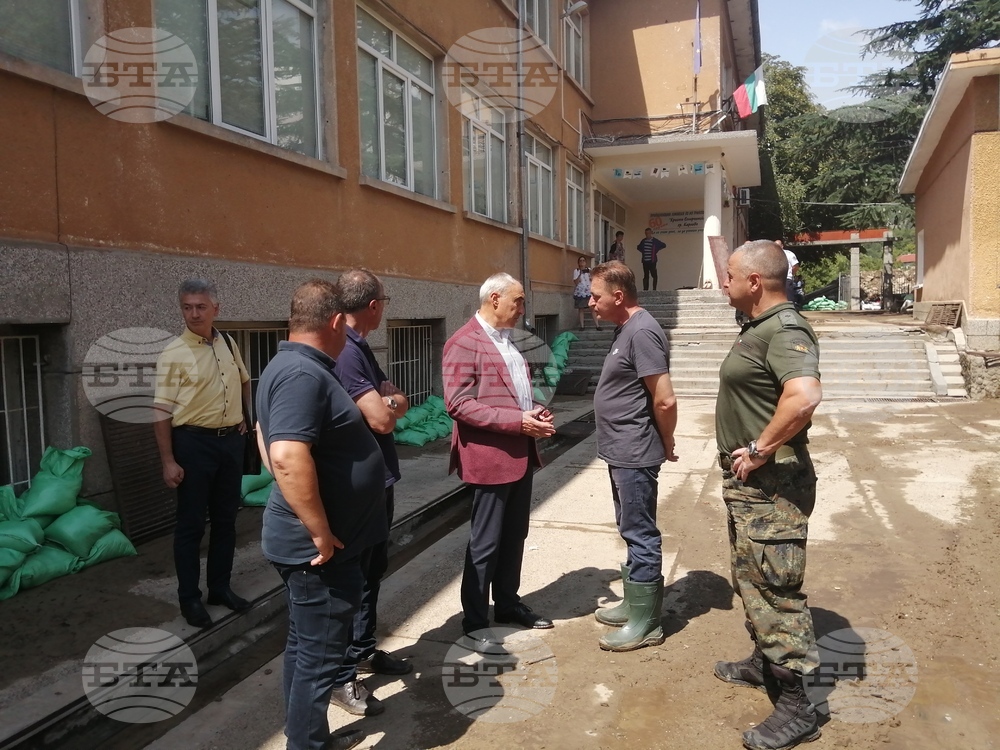 Областният управител на Пловдив посети засегнатите от наводнението райони в Карлово