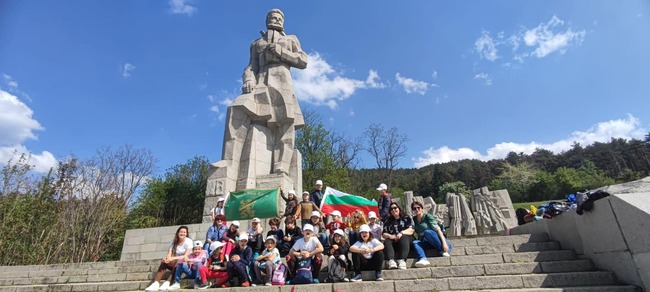 Приключи образователната екскурзия в България под надслов „Априлска епопея“ на ученици от училище „Кирил и Методий“ в Париж