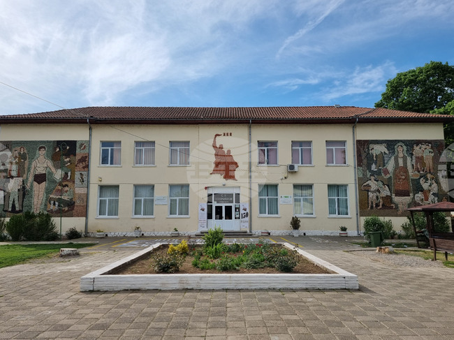 През следващата учебна година в Средно училище „Св. св. Кирил и Методий” в Ново село ще се обучават общо 100 ученици