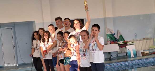 Златните рибки на Фондация „Александър Русев“ с близо 40 медала и 1 купа от състезание по адаптирано плуване в Габрово