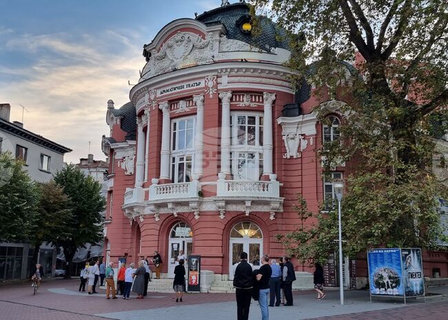 Николай Кенаров поставя във Варненския драматичен театър „Муа у тупан“ от Боян Папазов