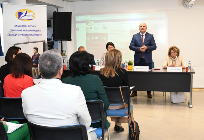 МОН: Министър Цоков свика национално съвещание за предстоящите национални външни оценявания и матури