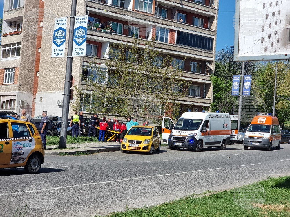 Шофьор удари такси и повреди още четири автомобила на паркинг в Кърджали