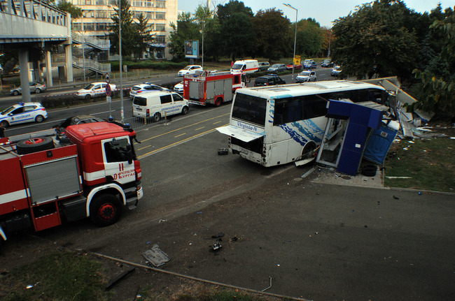 Wrap-up: Bus Driver Carrying Illegal Migrants Rams into Police Car, Killing Two Officers