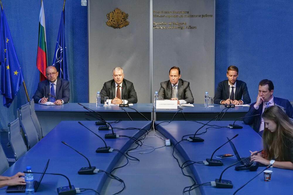 Заместник-министър Коджабашев направи преглед на актуални теми, свързани с работата на МВнР, по време на редовен брифинг