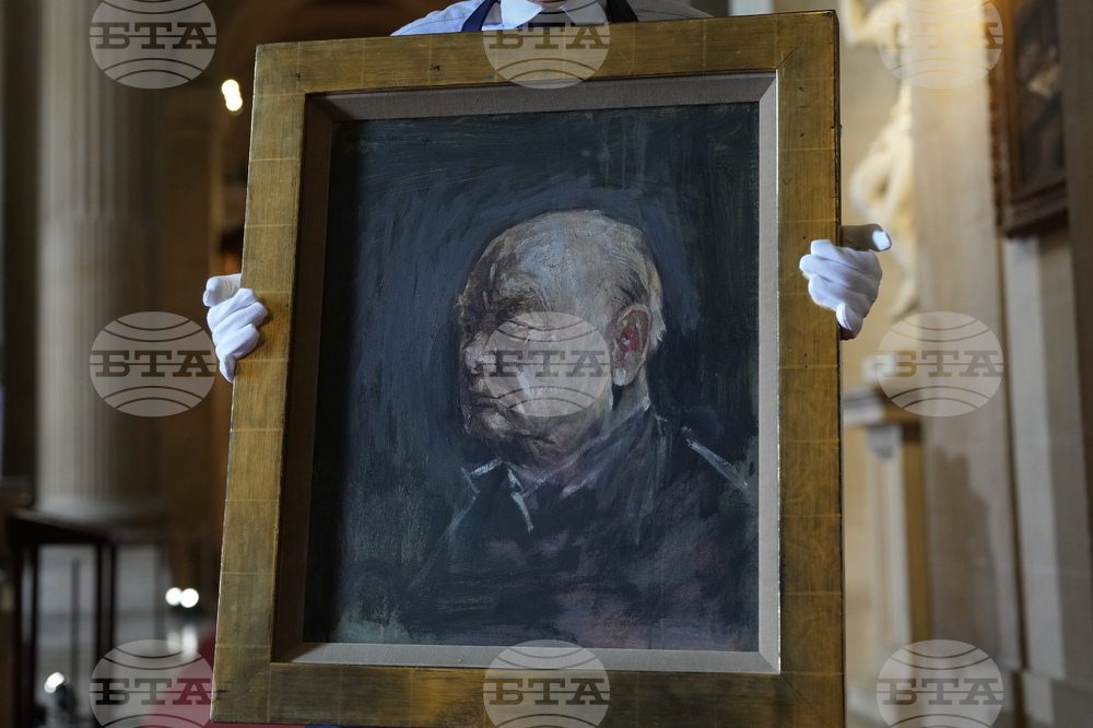 Художникът Греъм Съдърланд, който рисува портрет на Уинстън Чърчил, е удостоен със синя паметна плоча