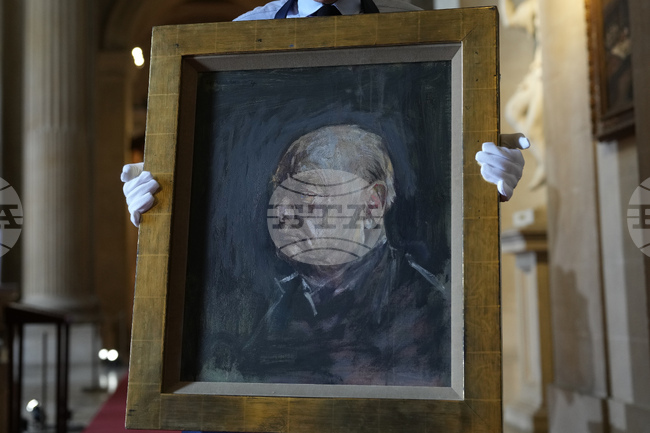 Художникът Греъм Съдърланд, който рисува портрет на Уинстън Чърчил, е удостоен със синя паметна плоча