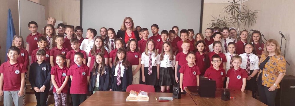 Окръжен съд – Търговище: В Деня на българската конституция председателят на Окръжен съд – Търговище Татяна Даскалова се включи в кампанията „Походът на книгите“