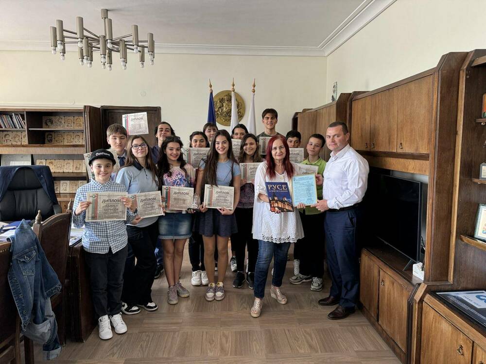 Община Русе – След успеха в Чикаго: Възпитаниците на театрална школа „Артистисимо“ се срещнаха с кмета Пенчо Милков