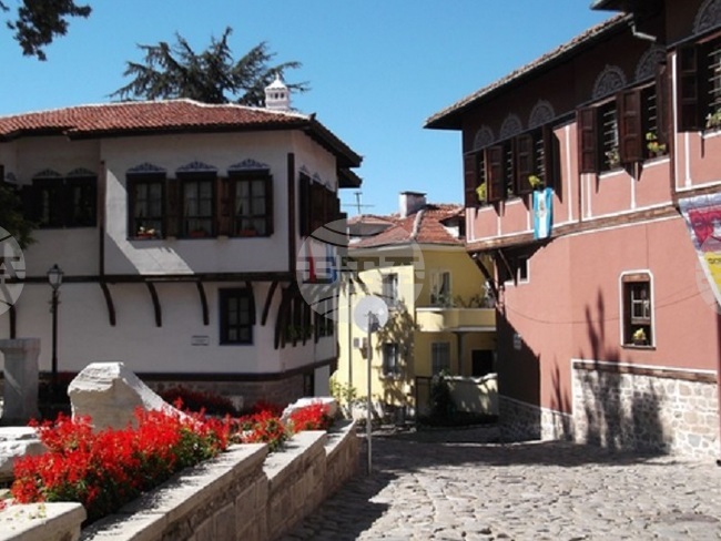 Предложението за ограничение на престоя в "Синя зона" до 4 часа в Пловдив ще задълбочи проблема с паркирането, посочват в позиция хотелиери