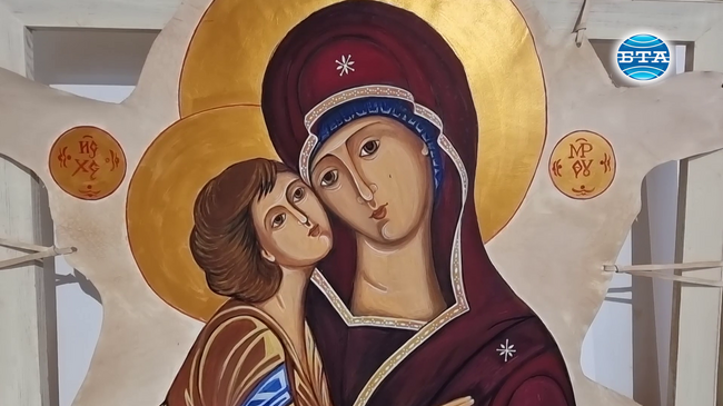 Изложбата „Откровения – в търсене на вечното“ показва в Благоевград икони, рисувани върху кожа 