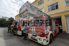 Служители на МВР - пожарникари - едноминутно мълчание