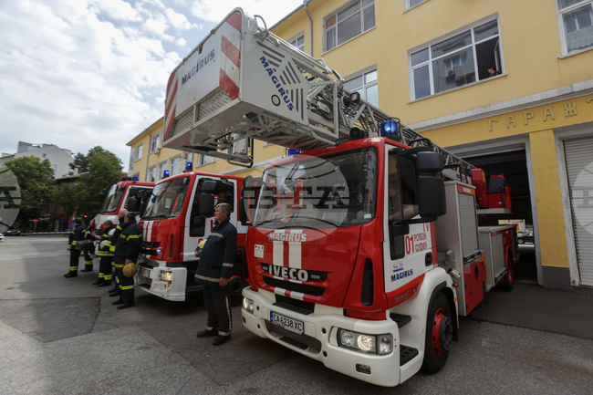 Служители на МВР - пожарникари - едноминутно мълчание