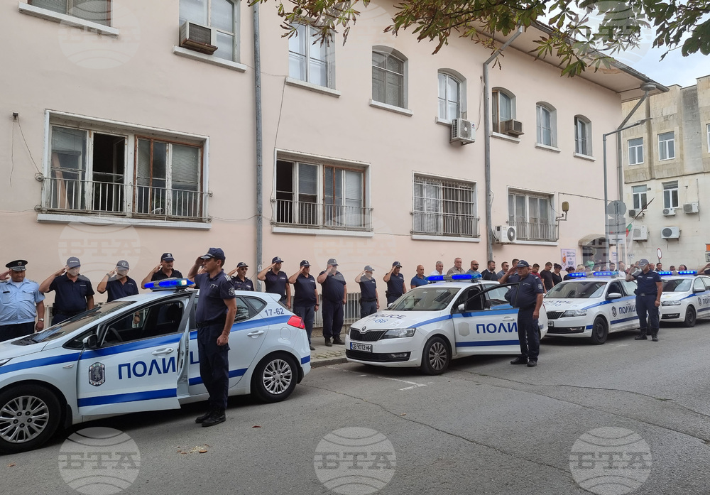 Служители на МВР в Разград почетоха с едноминутно мълчание паметта на загиналите полицаи от Бургас