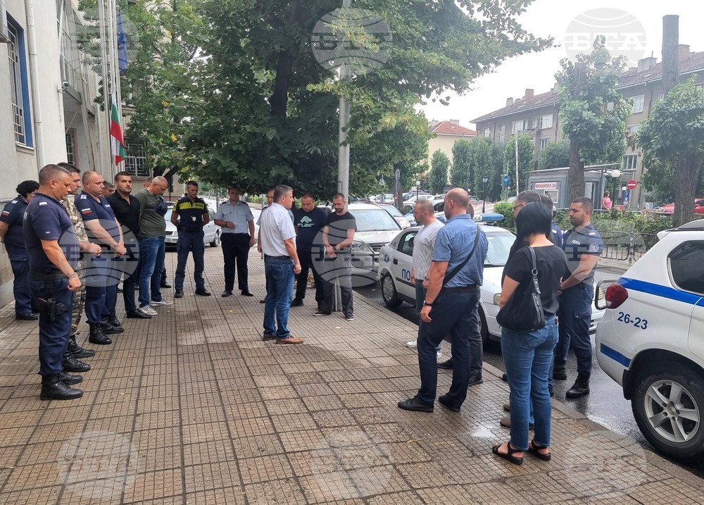 С траурно бдение в Хасково почетоха паметта на загиналите в Бургас полицаи