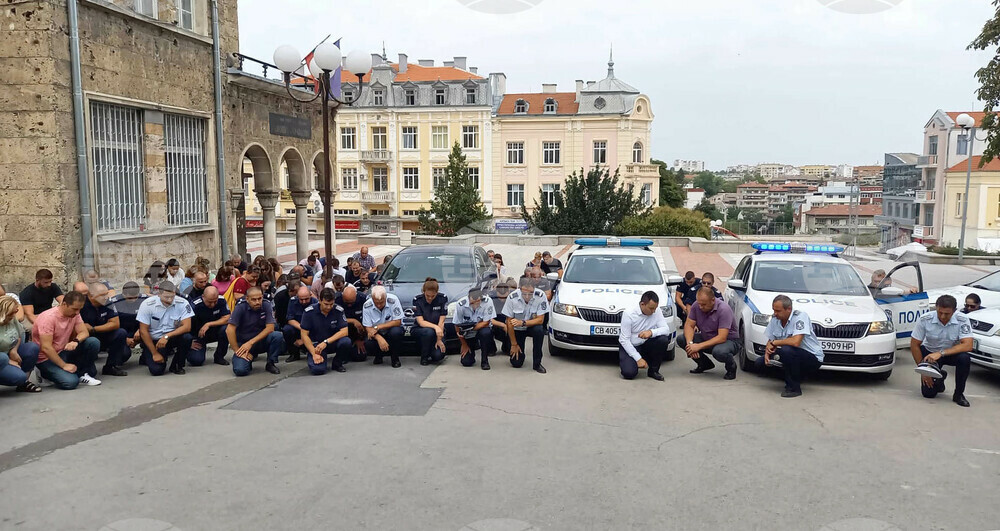 Полицаите в Шуменско почетоха паметта на загиналите им колеги от Бургас
