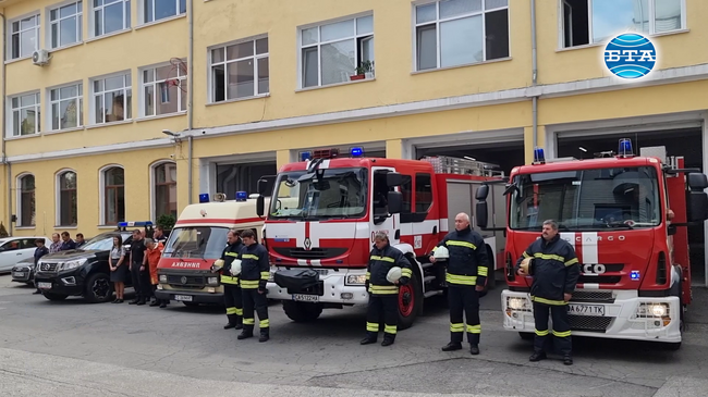 Служители на МВР в цялата страна почетоха с едноминутно мълчание паметта на загиналите полицаи Атанас Градев и Йордан Илиев