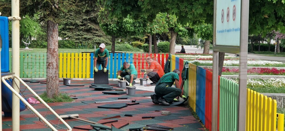 Общинското предприятие „Флора“ обновява детски площадки в Търговище