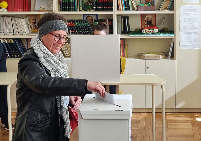 И управляващите, и опозицията в Хърватия водят преговори за формиране на парламентарно мнозинство след вчерашните избори