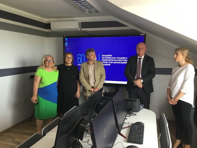 МОН: Над 1000 преподаватели подготвят бъдещи учители чрез иновативни технологии