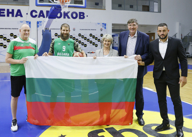 Лечева изпрати със знамето националите по баскетбол, те си пожелаха да я посрещнат във финалната фаза на Евро’22