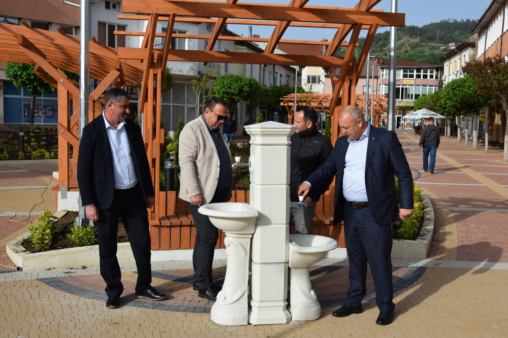Кметът Изет Шабан на оглед на обновяващия се площад в центъра на Ардино