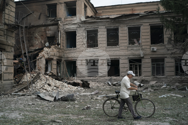 Трима души бяха убити, а около 20 - ранени при среднощните руски масирани атаки срещу Украйна