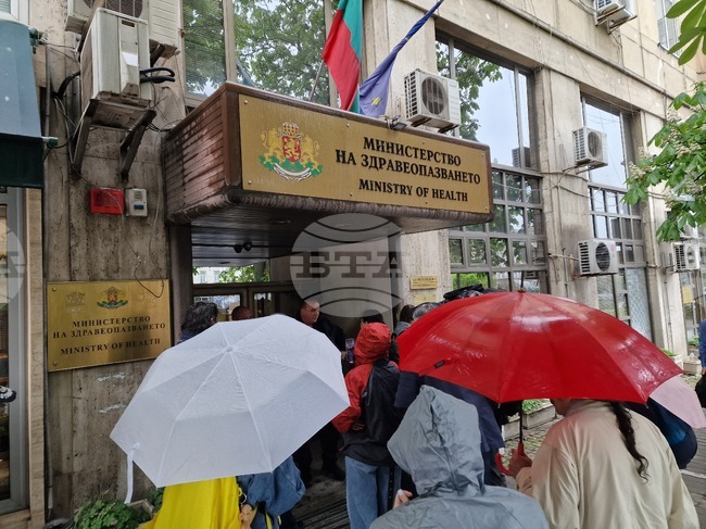 Здравното министерство не осъществява прякото управление на кадровия ресурс в болниците, съобщиха от МЗ по казуса с болницата в Перник