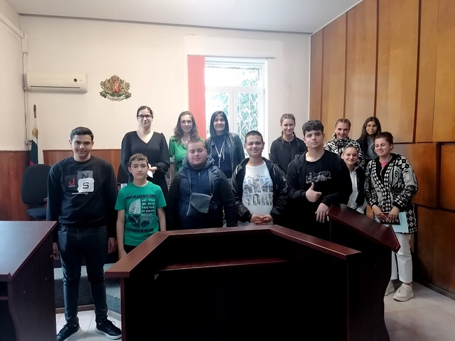 В Районен съд – Враца ученици се състезаваха със знания от Конституцията на Република България